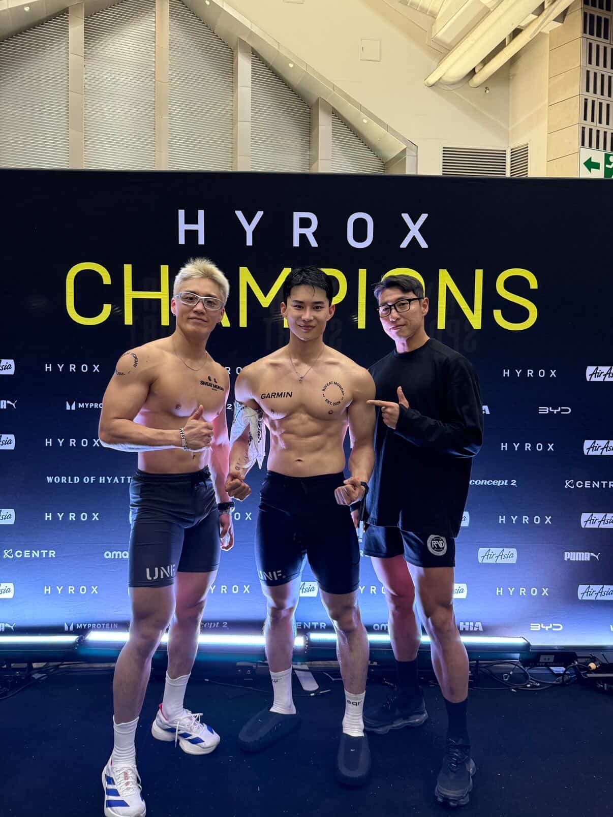 HYROX 챔피언스 포토월 앞에 선 hyun.sta와 선수들